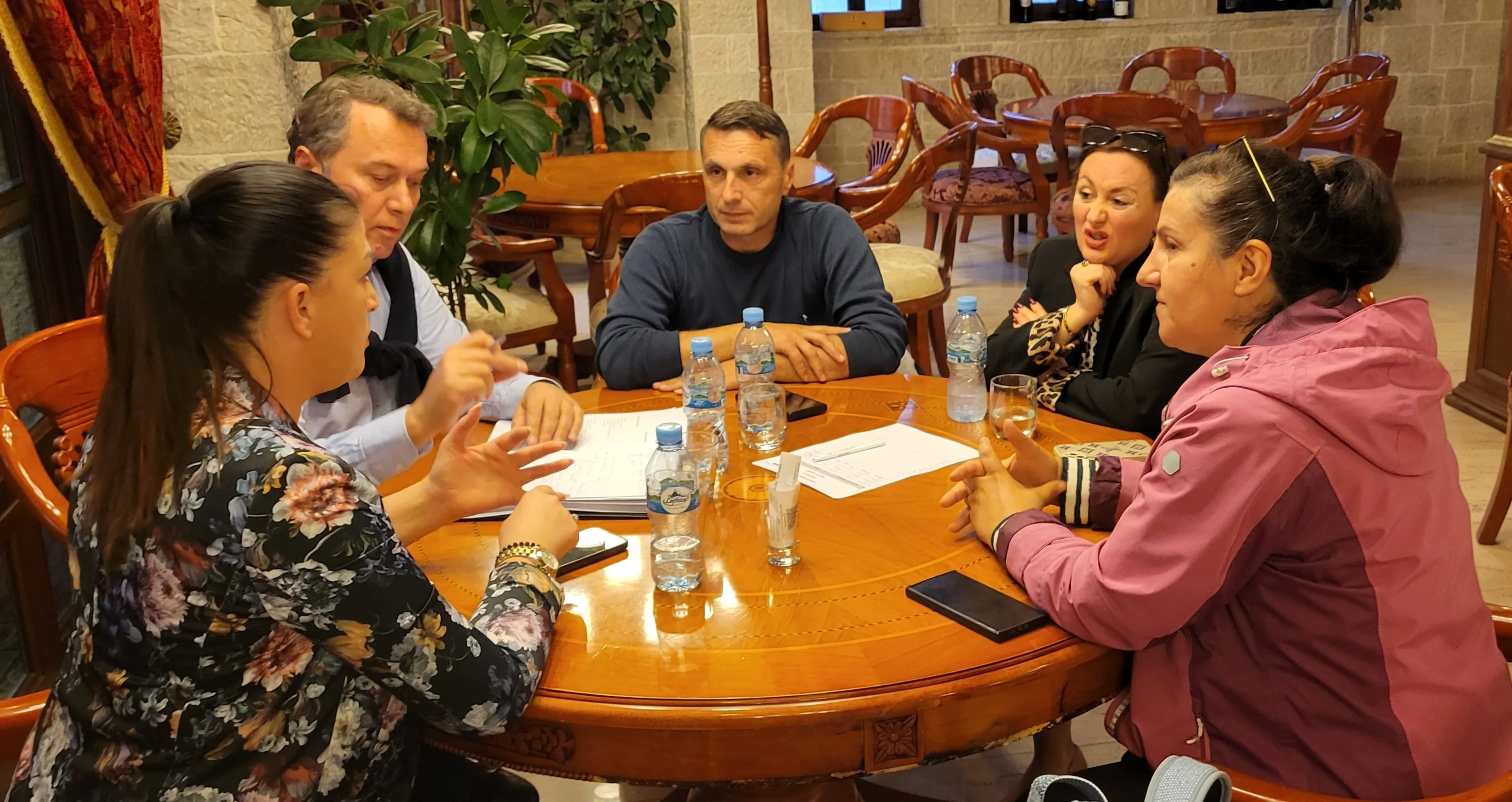 Prindër që punojnë në komitetin e punës